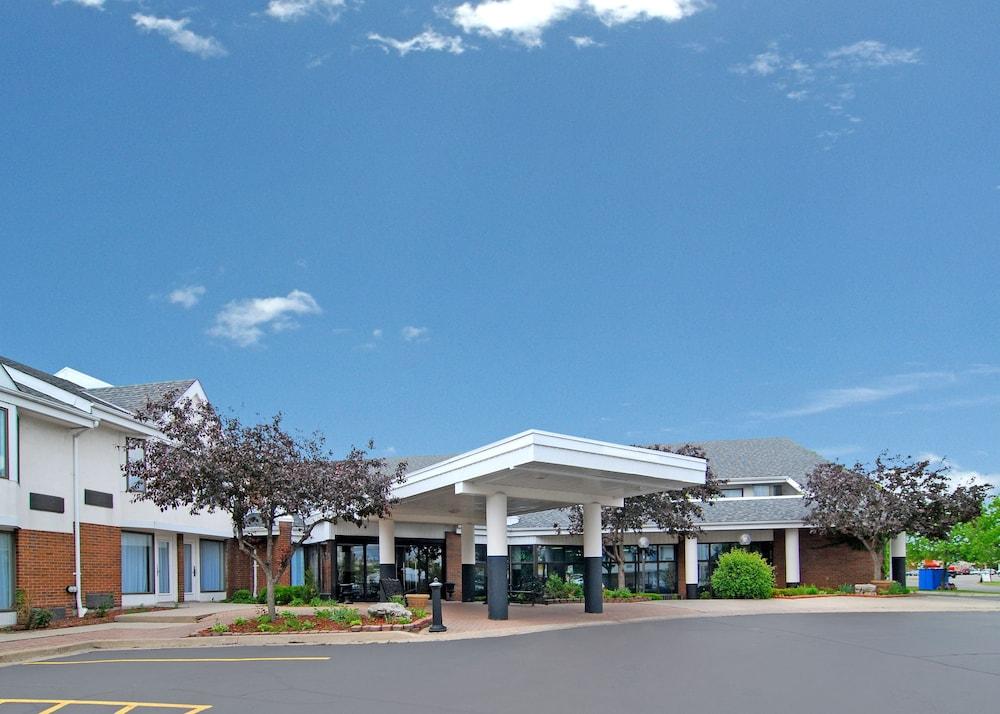 Quality Inn & Suites Brampton Exterior photo